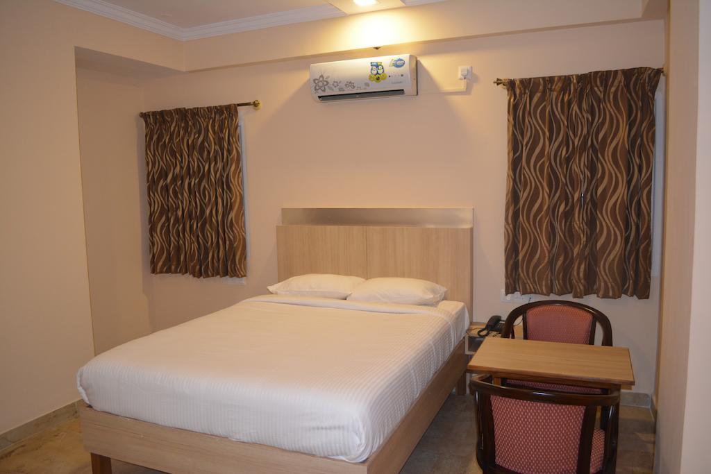 Hotel Royal Opera Bangalore Zimmer foto